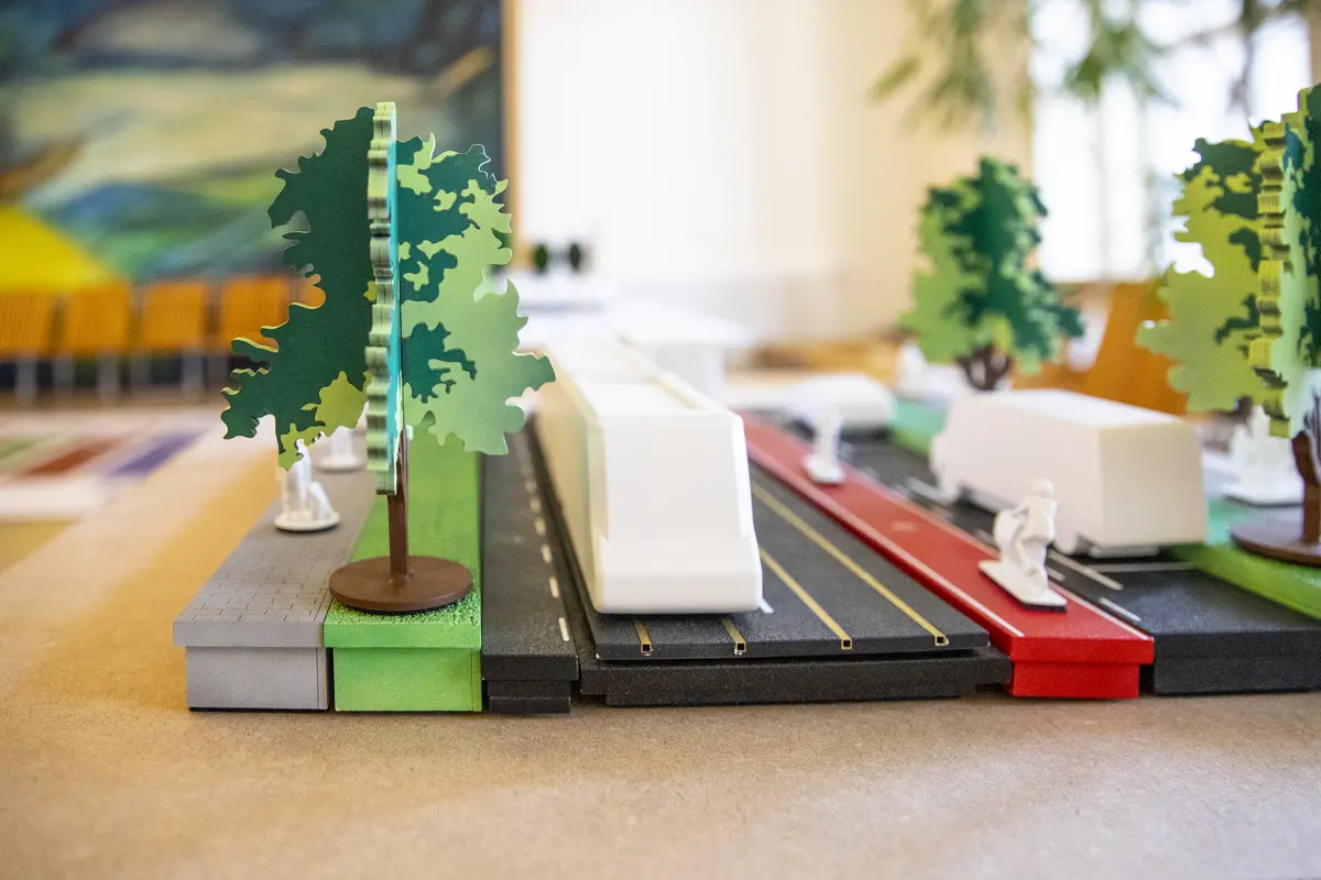 Holzmodell einer Straßenbahn auf einer Straße zur Visualisierung der Streckennetzerweiterung