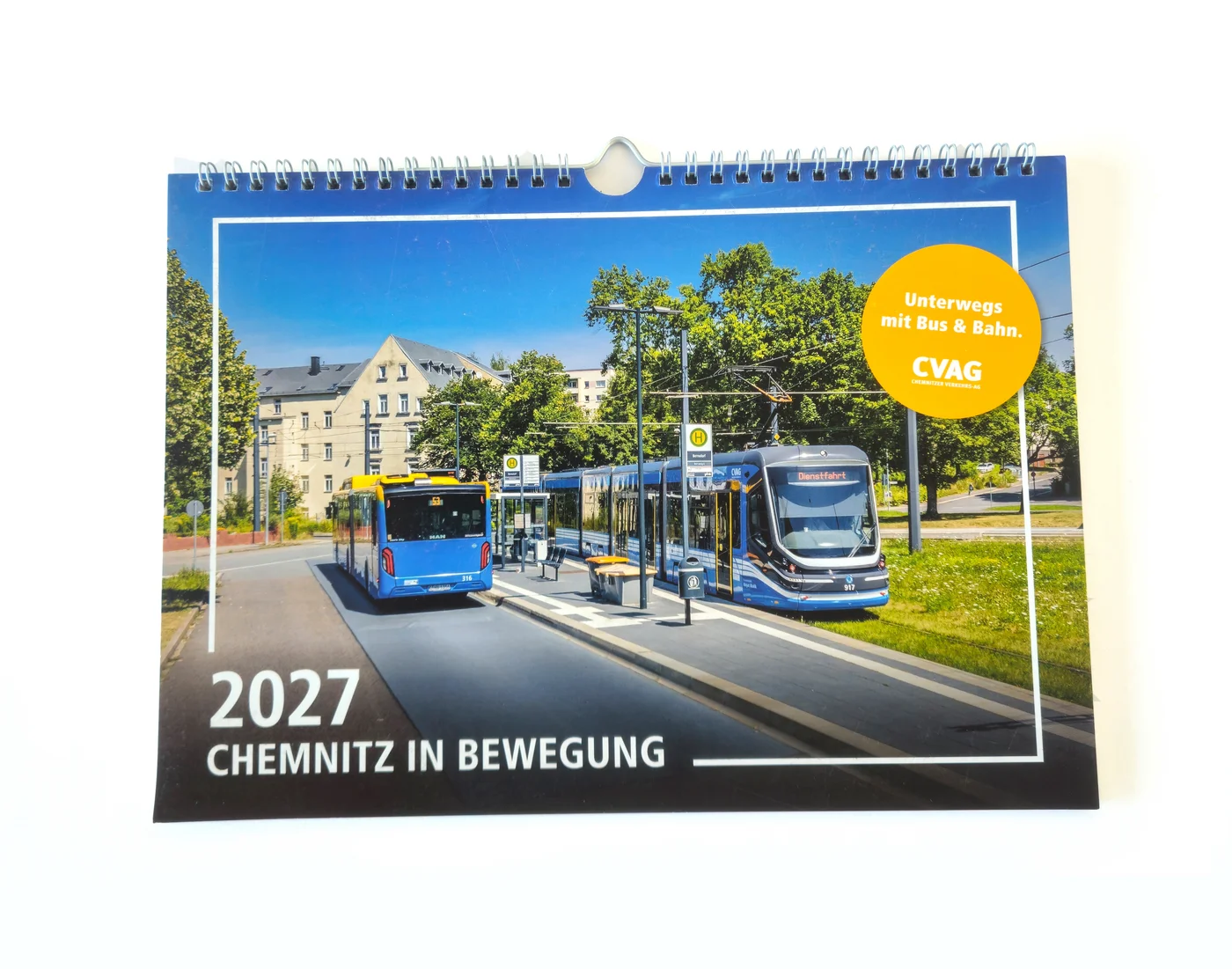Deckblatt des Fotokalender mit Bus und Bahn der CVAG an einer Haltestelle.