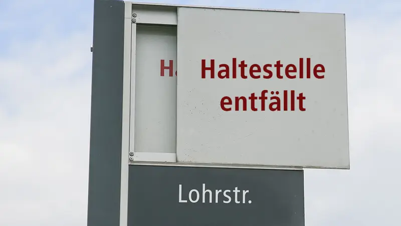 Auf dem Bild sieht man eine Haltestellenfahne der Haltestelle "Lohrstr.". Die Haltestellenfahne enthält den Einschub "Haltestelle entfällt".