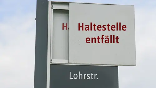 Auf dem Bild sieht man eine Haltestellenfahne der Haltestelle "Lohrstr.". Die Haltestellenfahne enthält den Einschub "Haltestelle entfällt".