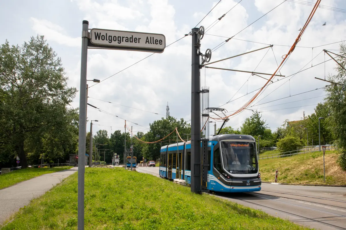 Baumaßnahme Hutholz Skodabahn fährt aus der Endstelle Hutholz heraus. Im Vordergrund sieht man das Straßenschild der Wolgograder Allee. 2I9A1536.jpg