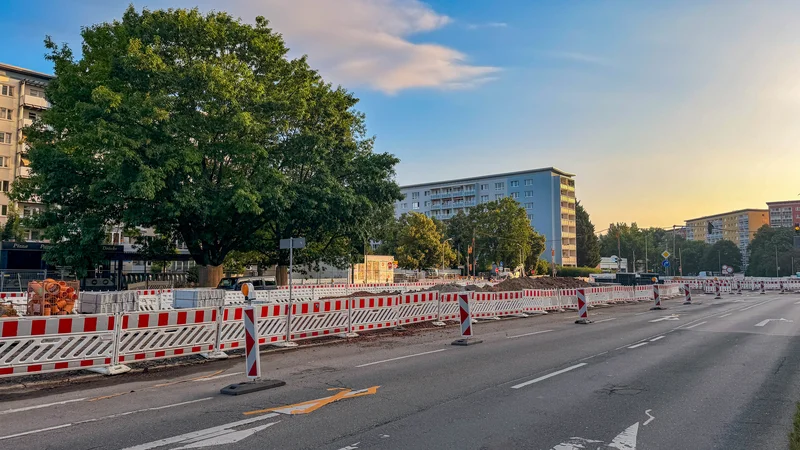 Baubarken in der Theaterstraße kurz vor der Kreuzung Theaterstraße/Brückenstraße