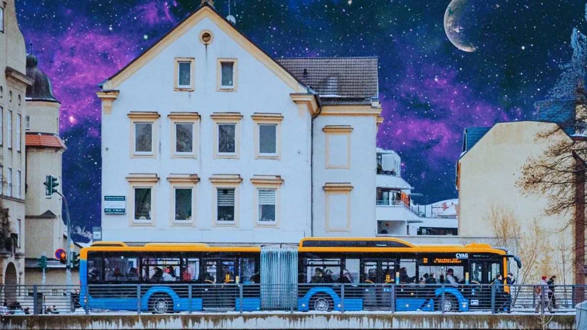 Das Bild zeigt einen Linienbus der Linie 21 auf der Hartmannstraße, Höhe Hohe Brücke. Mittels einer Bildmontage wird im Hintergund ein kosmischer Himmel dargestellt.